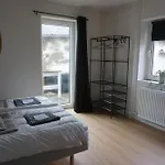 Vaerelse Taet Pa Og By